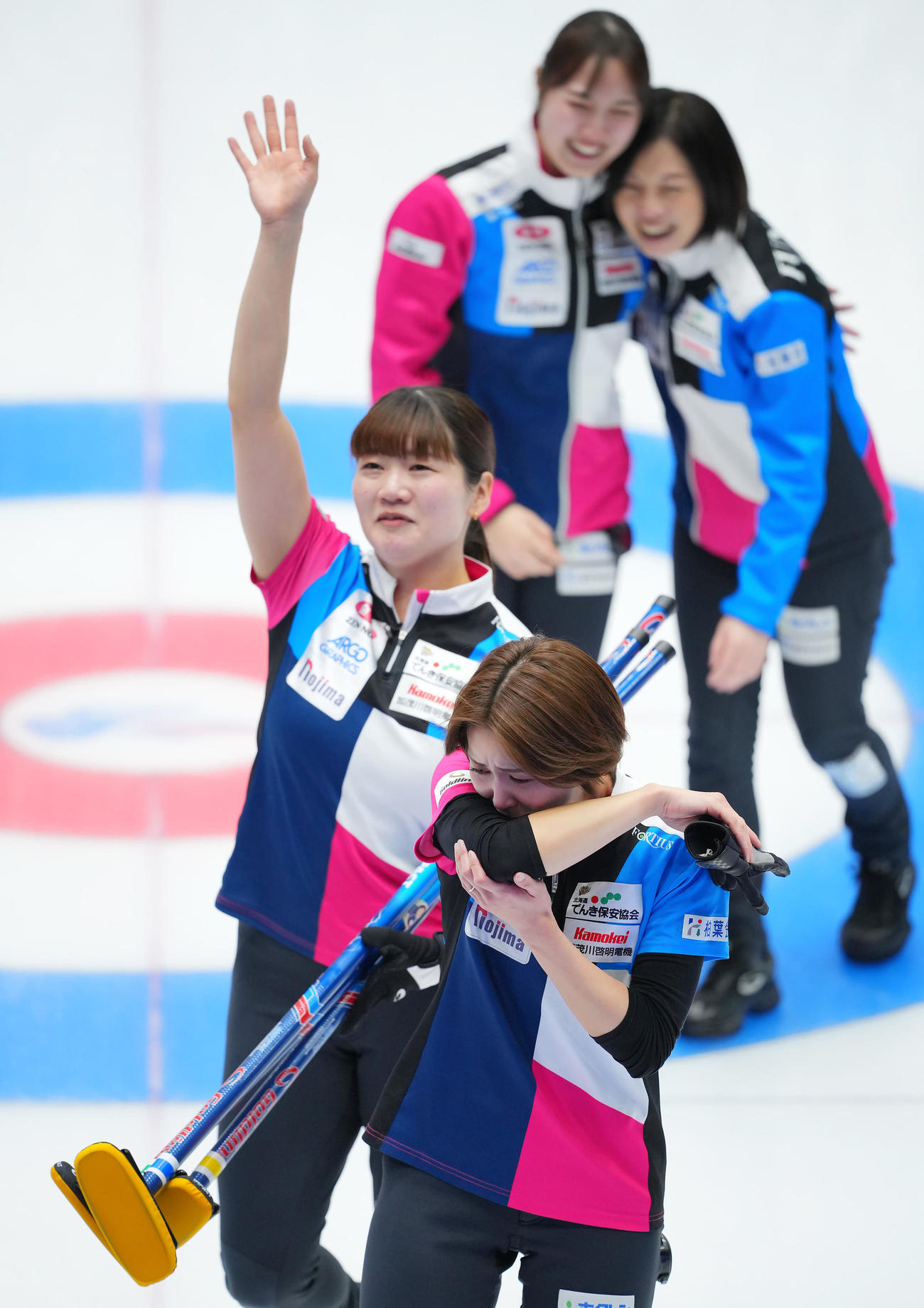 フォルティウス対北海道銀行　優勝し笑顔でスタンドに手を振るメンバーの中で感極まるフォルティウス吉村（手前）（撮影・垰建太）