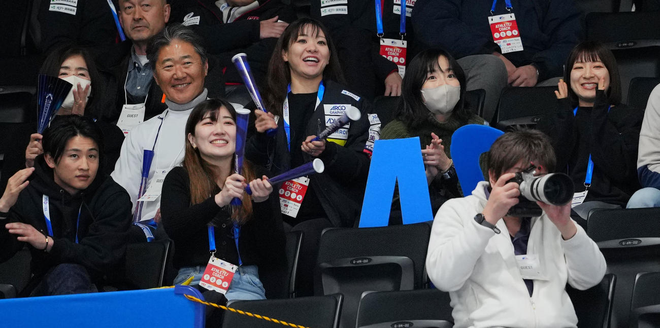 SC軽井沢ク対ロコ・ソラーレ　スタンドから男子チームを応援するロコ・ソラーレの選手たち（撮影・垰建太）