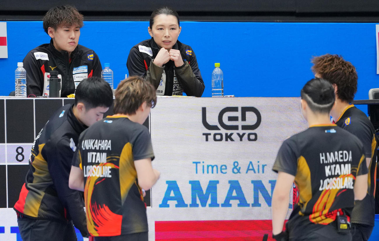 SC軽井沢ク対ロコ・ソラーレ　第4エンド、選手たちと話すロコ・ソラーレ本橋コーチ（後方右）（撮影・垰建太）