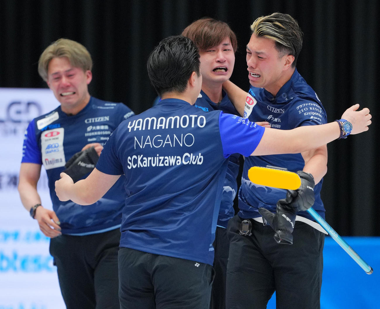 SC軽井沢ク対ロコ・ソラーレ　優勝を決め歓喜のSC軽井沢クの選手たち。右から山口、柳沢、山本、小泉（撮影・垰建太）