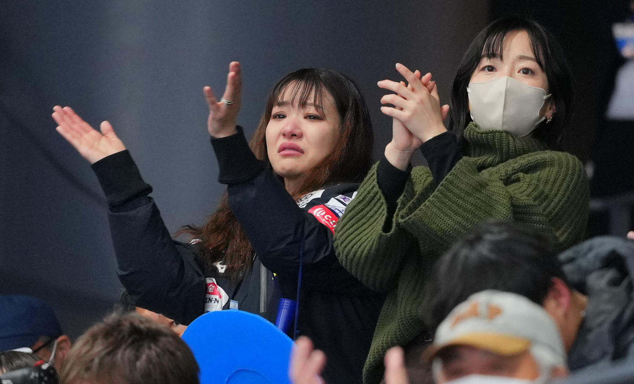 SC軽井沢ク対ロコ・ソラーレ　決勝で惜しくも敗れたロコ・ソラーレの男子選手たちに拍手を送る吉田知（左）と藤沢（撮影・垰建太）