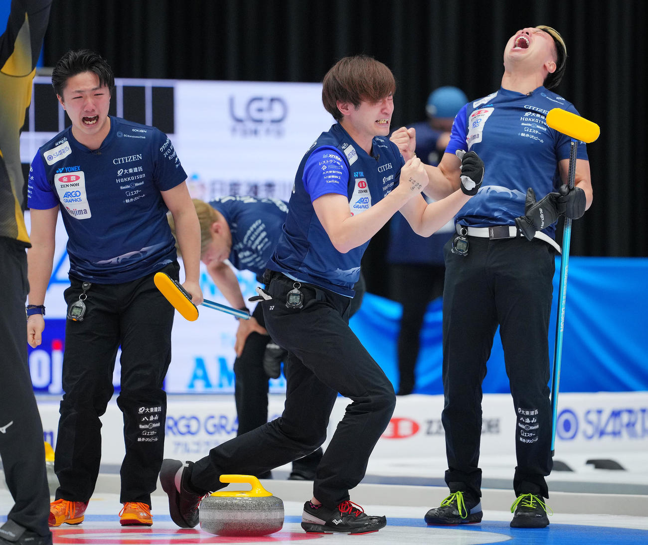 SC軽井沢ク対ロコ・ソラーレ　優勝を決め歓喜のSC軽井沢クの選手たち。右から山口、■（■は木ヘンに却の去がタ）沢、小泉、山本（撮影・垰建太）