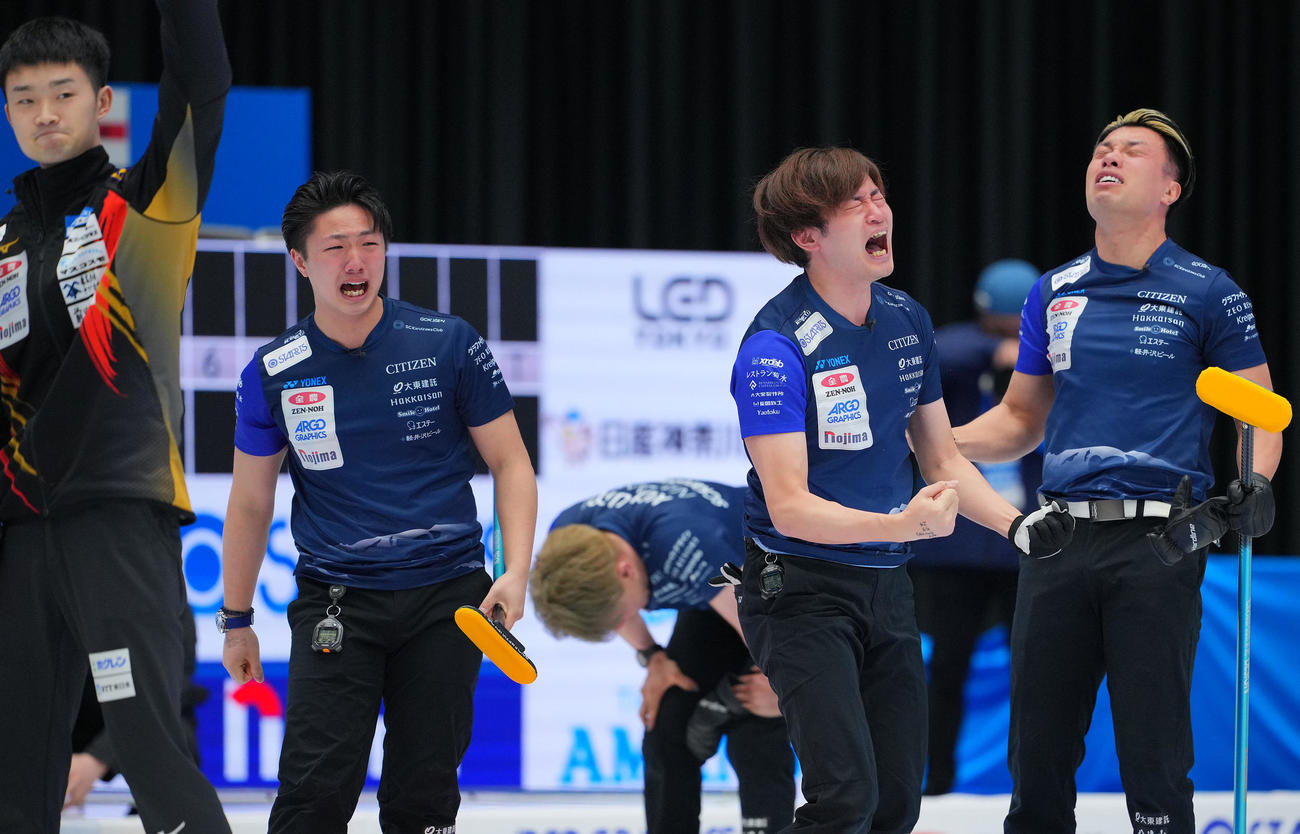 SC軽井沢ク対ロコ・ソラーレ　優勝を決め歓喜のSC軽井沢クの選手たち。右から山口、■（■は木ヘンに却の去がタ）沢、小泉、山本（撮影・垰建太）