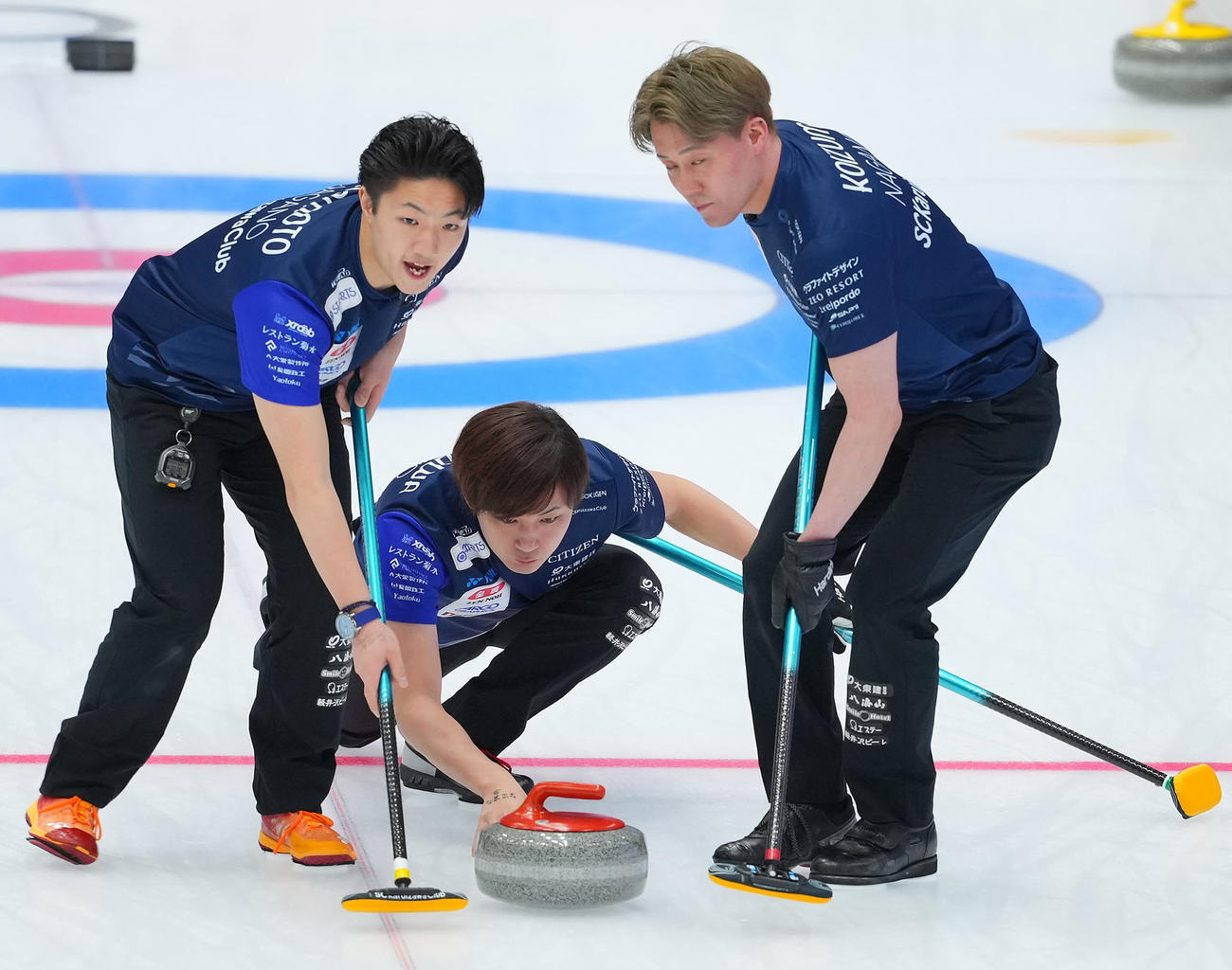 SC軽井沢ク対ロコ・ソラーレ　第1エンド、ストーンを投じるSC軽井沢ク柳沢（中央）（撮影・垰建太）