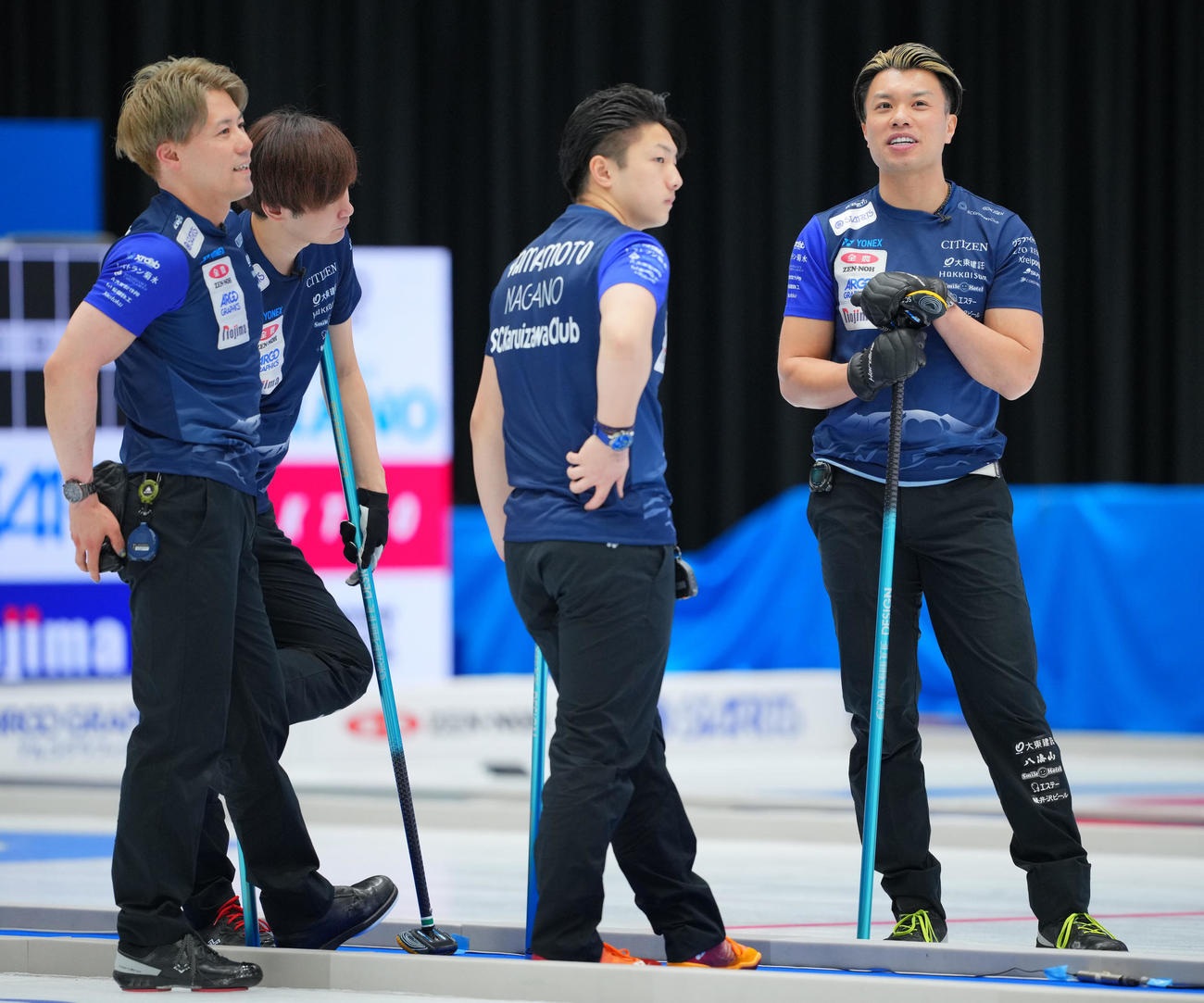 SC軽井沢ク対ロコ・ソラーレ　第4エンドを終え話し合うSC軽井沢クの選手たち。右から山口、山本、柳沢、小泉（撮影・垰建太）