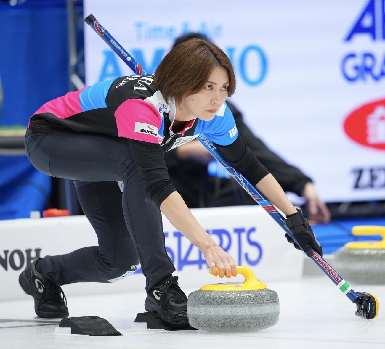 フォルティウス対北海道銀行　第1エンド、ストーンを投じるフォルティウス吉村（撮影・垰建太）
