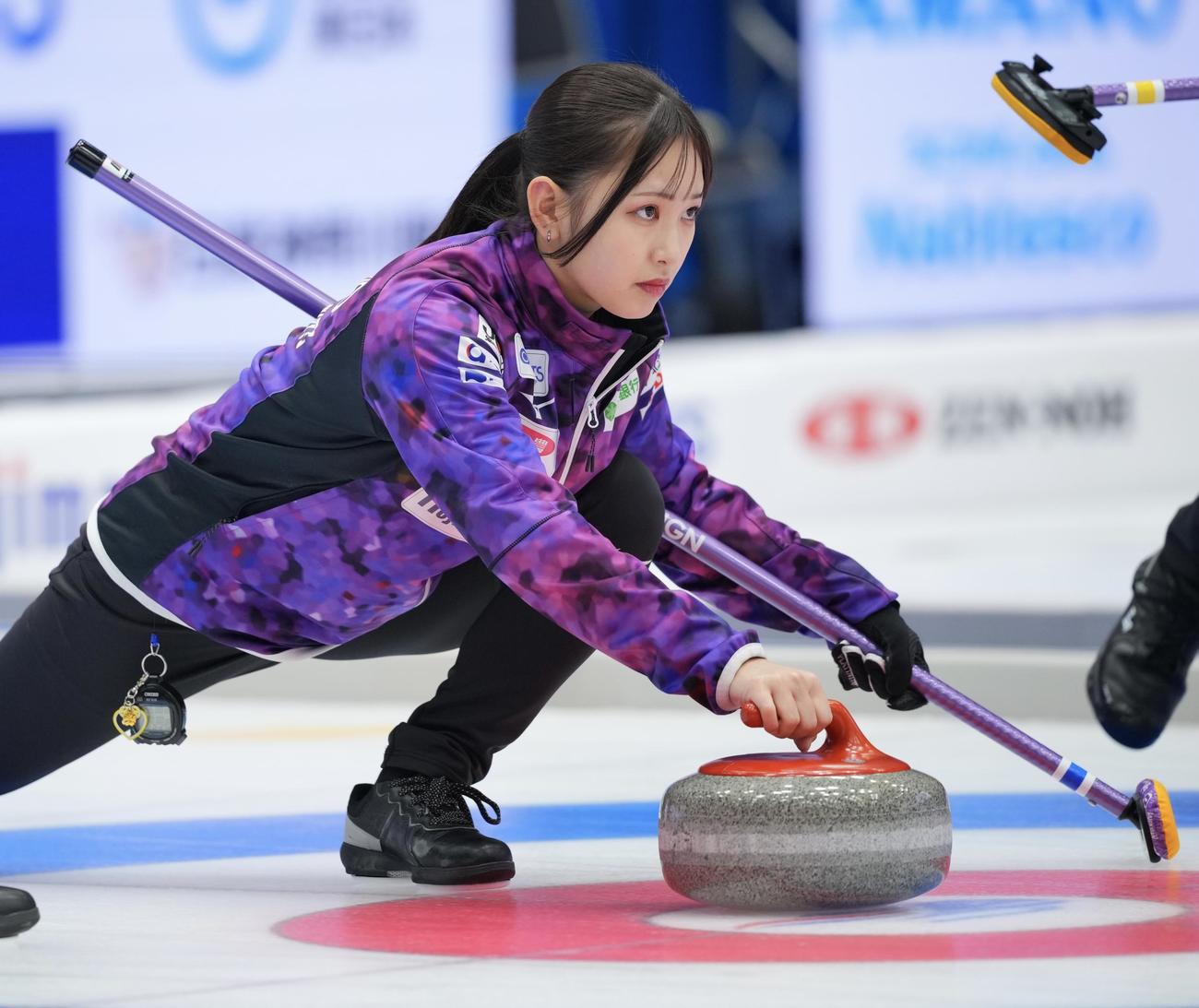 フォルティウス対北海道銀行　第1エンド、ストーンを投じる北海道銀行の仁平（撮影・垰建太）