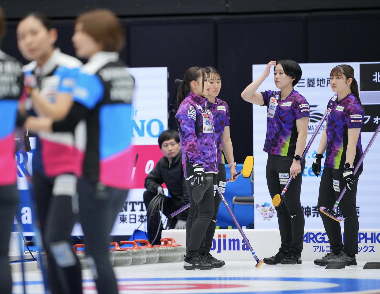 フォルティウス対北海道銀行　第1エンドを終え話し合う北海道銀行の選手たち（撮影・垰建太）