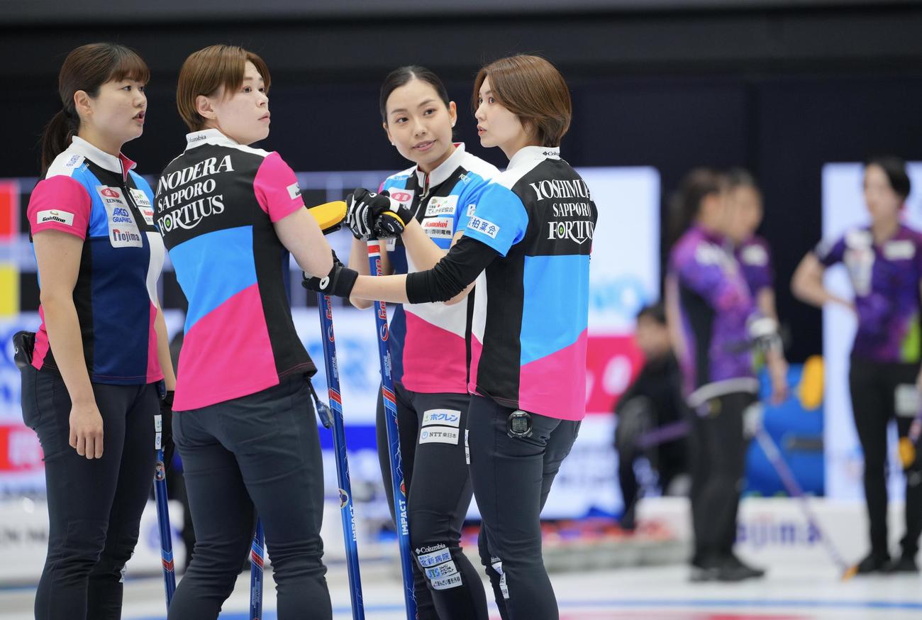 フォルティウス対北海道銀行　第1エンドを終え話し合うフォルティウス選手たち（撮影・垰建太）