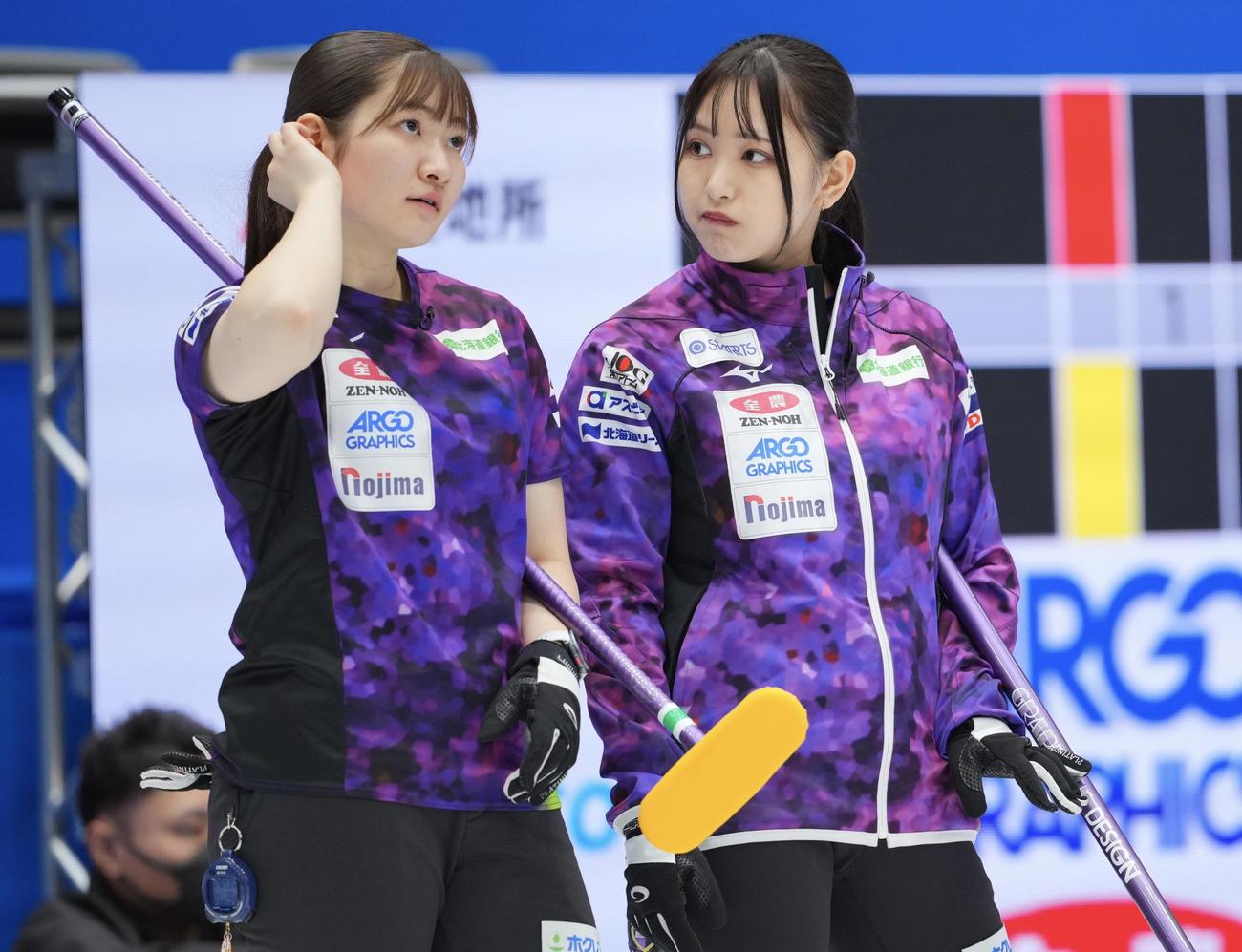 フォルティウス対北海道銀行　第2エンド、話し合う北海道銀行の仁平（右）と田畑（撮影・垰建太）