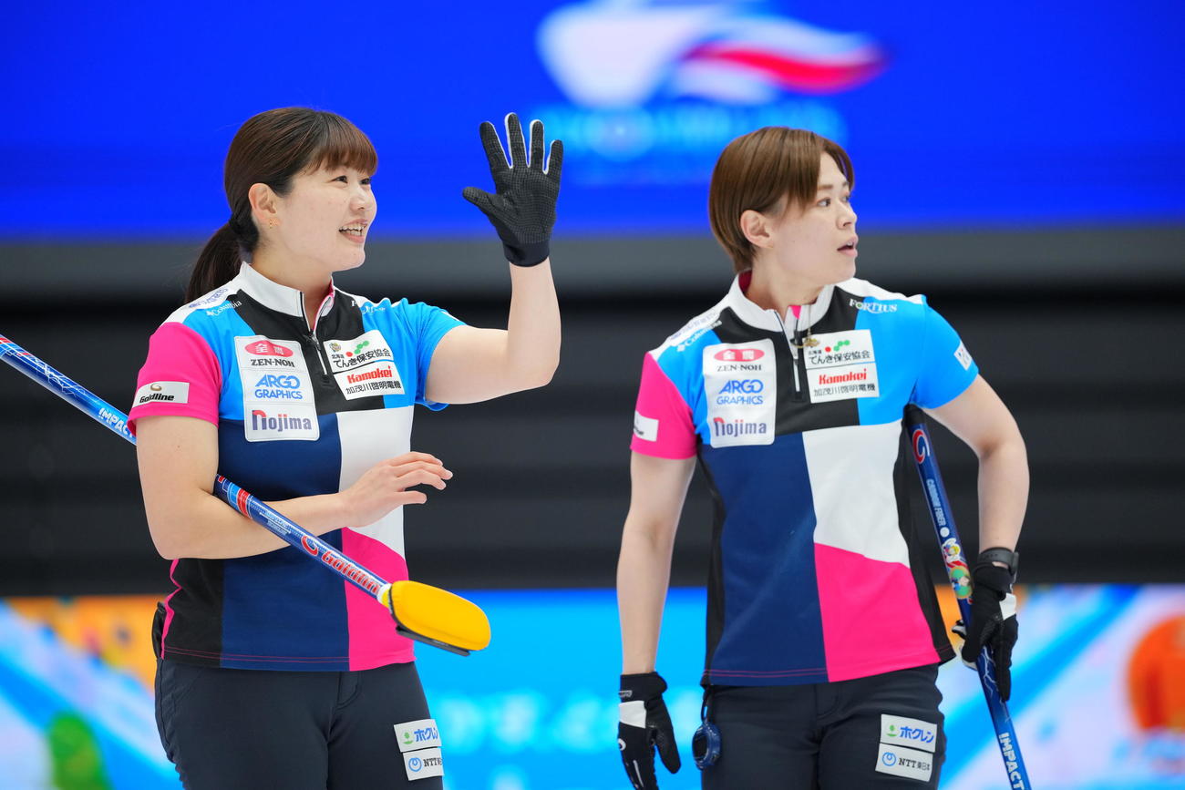 フォルティウス対北海道銀行　第3エンド、笑顔を見せるフォルティウス小谷（左）（撮影・垰建太）