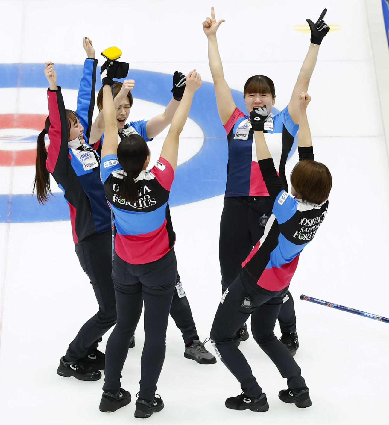 北海道銀行を破って優勝し、喜ぶフォルティウスの選手たち（共同）
