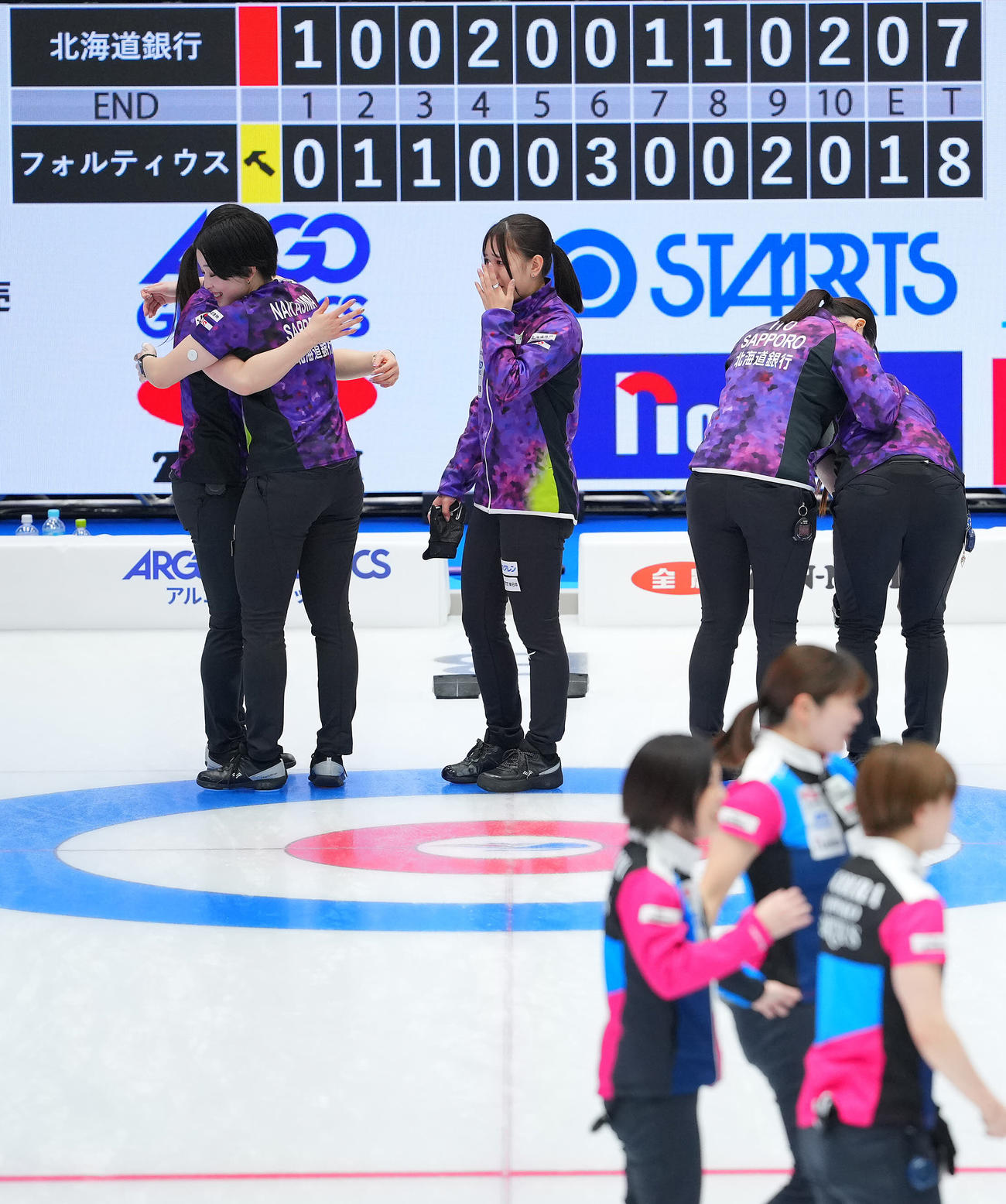 フォルティウス対北海道銀行　延長戦の末に優勝を逃し肩を落とす北海道銀行の選手たち（撮影・垰建太）