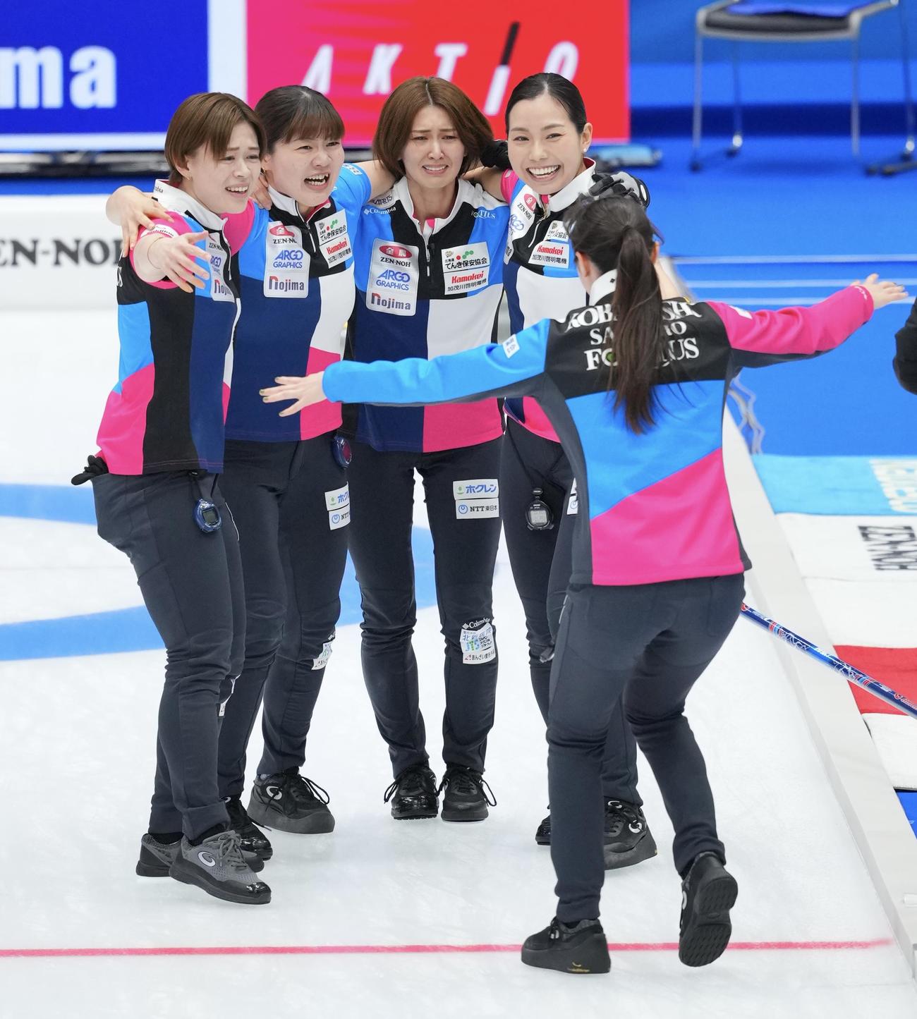 フォルティウス対北海道銀行　延長戦を制し優勝を決め歓喜のフォルティウスの選手たち。左から小野寺、小谷、吉村、近江谷、小林（撮影・垰建太）