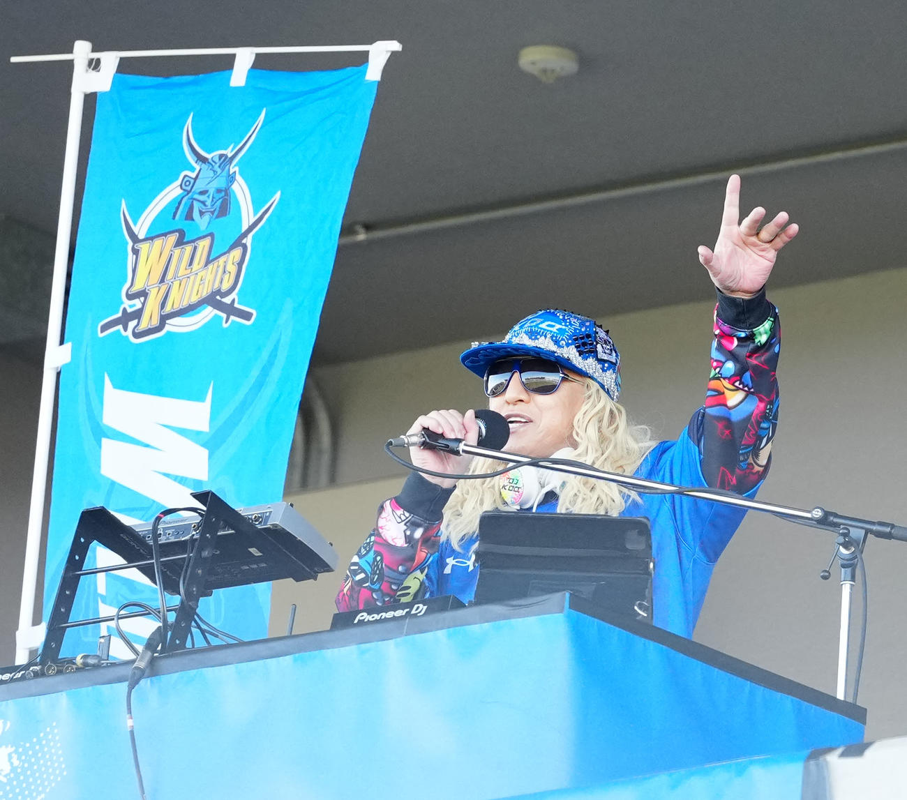 埼玉対BL東京　試合前、会場を盛り上げるDJ KOO（撮影・江口和貴）