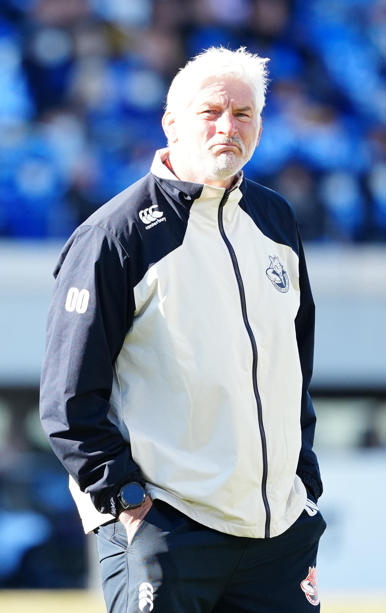 埼玉対BL東京　試合前練習を見つめるBL東京ブラックアダー・ヘッドコーチ（撮影・江口和貴）