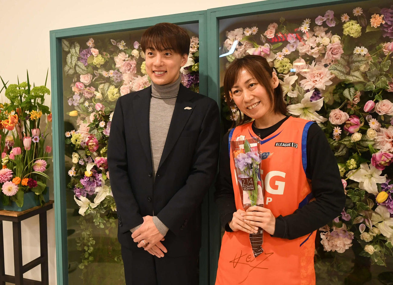 ファンと記念撮影をする五十嵐