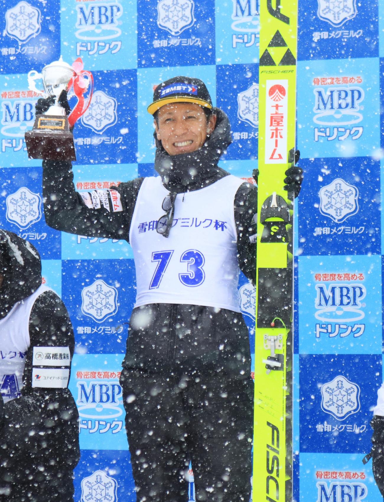 優勝カップを掲げる葛西（撮影・保坂果那）