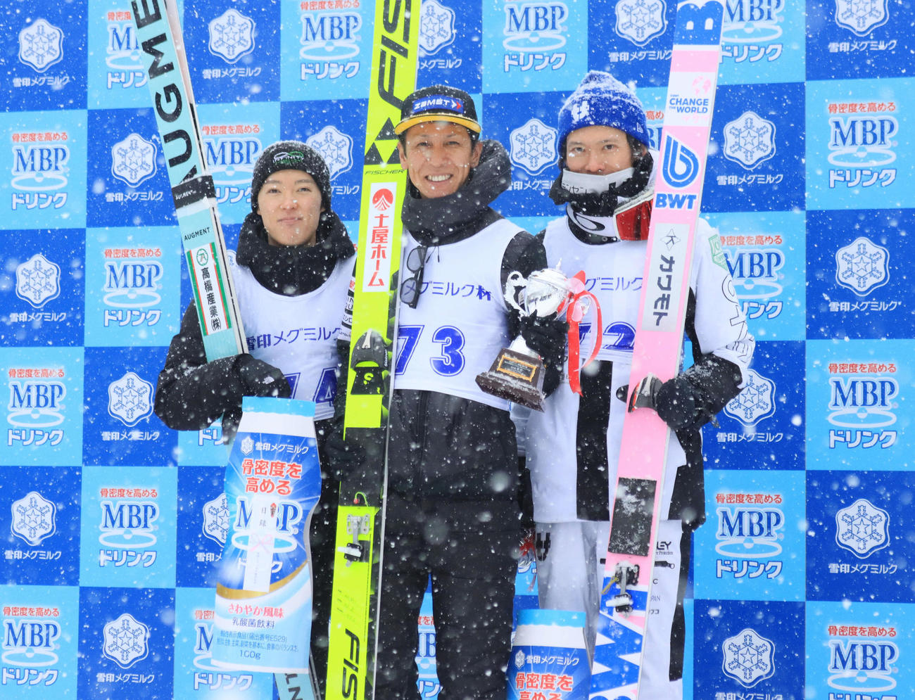 優勝した葛西（中央）。左は2位小林、右は3位竹内（撮影・保坂果那）