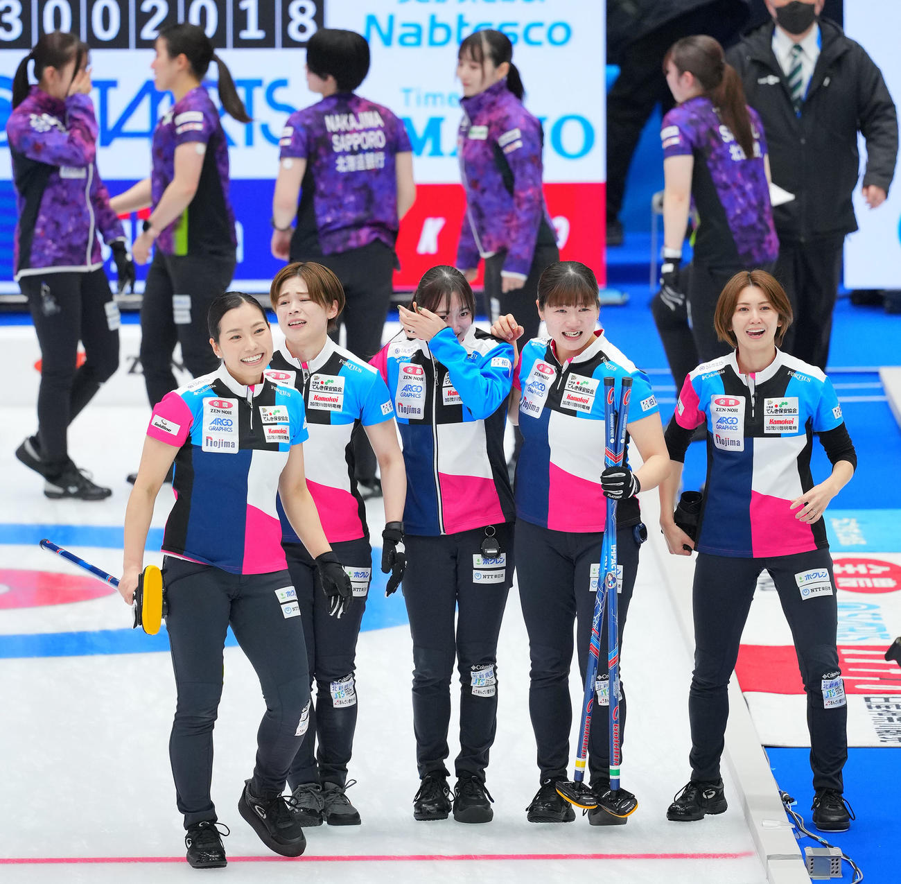 フォルティウス対北海道銀行　優勝し歓喜のフォルティウスの選手たち。右から吉村、小谷、小林、小野寺、近江谷（撮影・垰建太）
