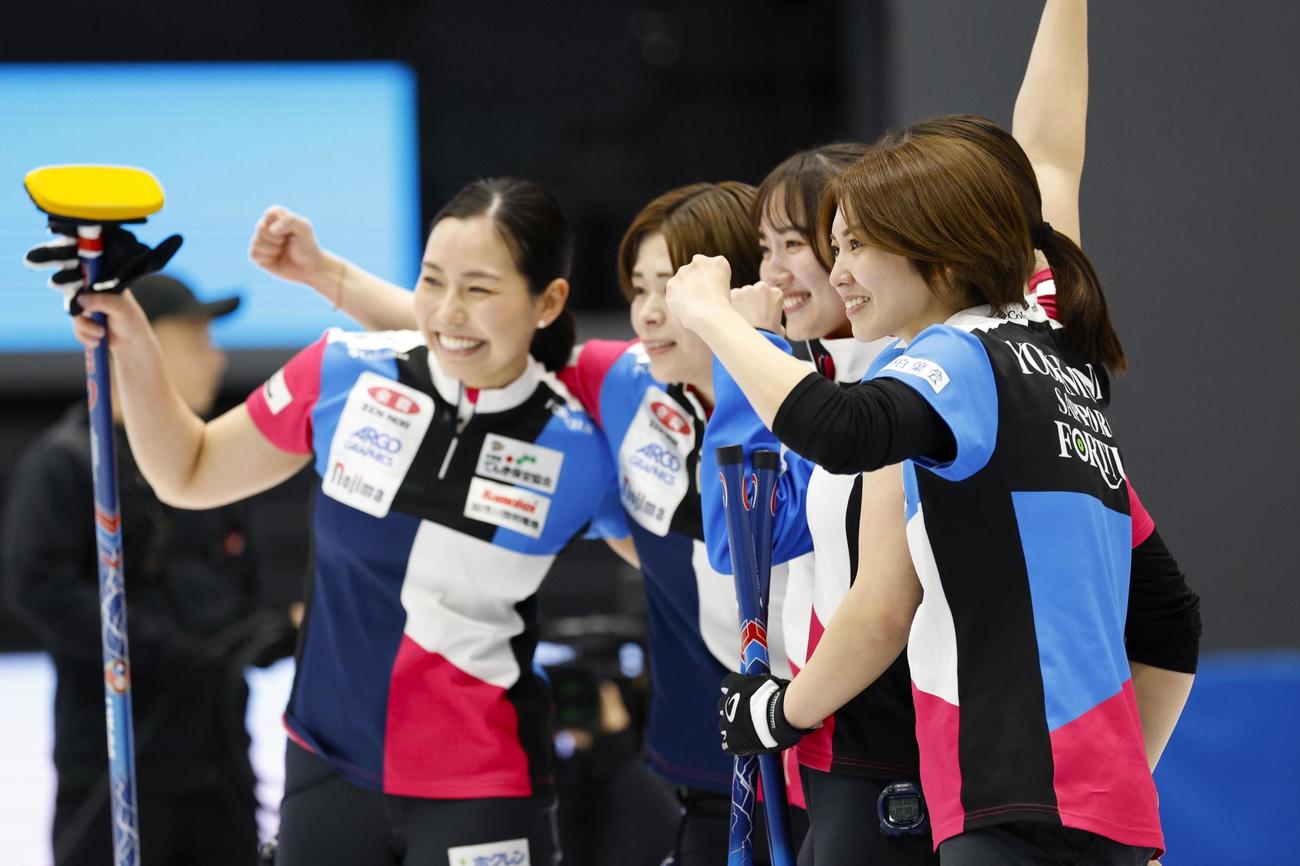 女子で優勝し、喜ぶフォルティウスの吉村（右端）ら（共同）