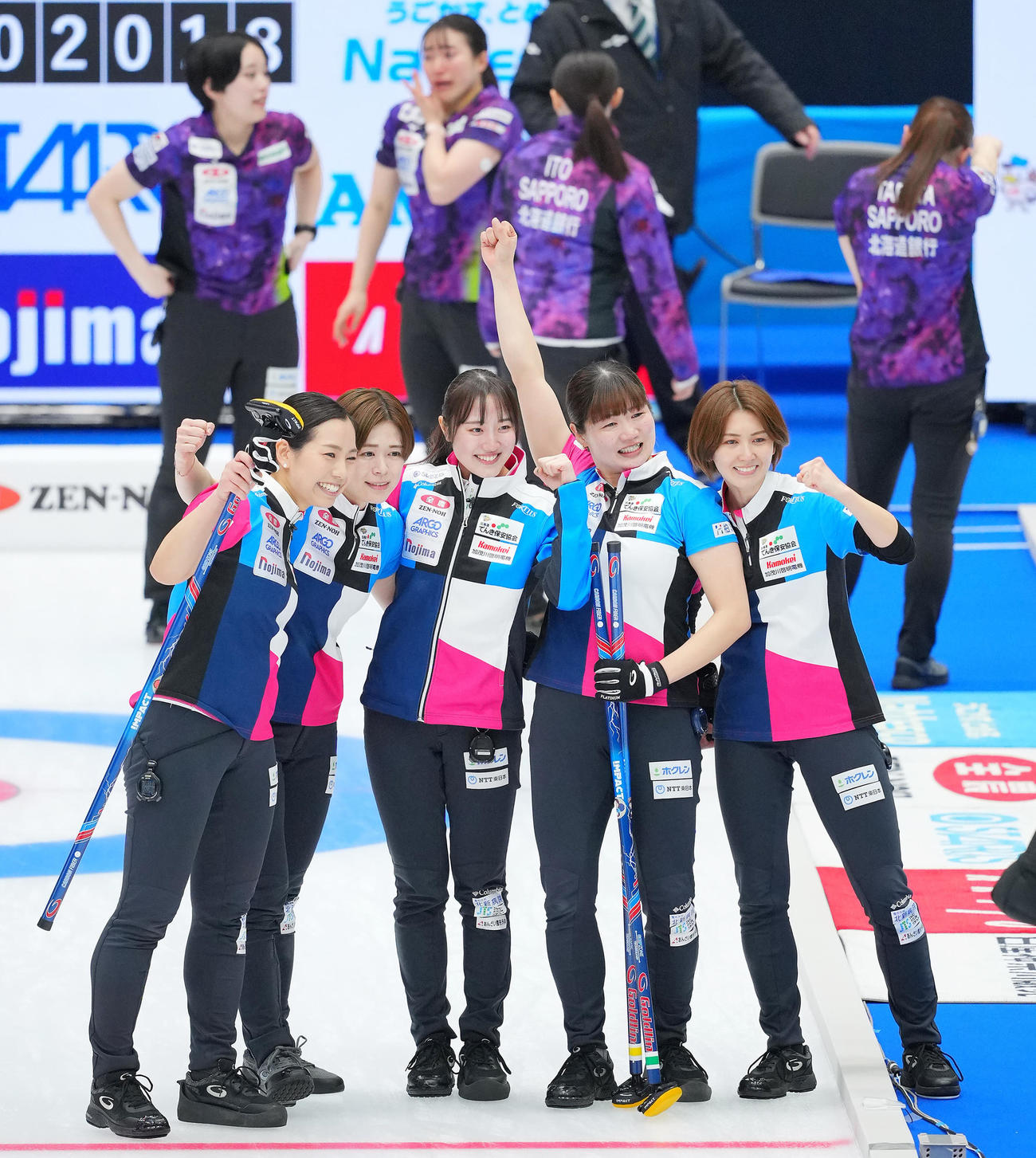 フォルティウス対北海道銀行　優勝し歓喜のフォルティウスの選手たち。右から吉村、小谷、小林、小野寺、近江谷（撮影・垰建太）