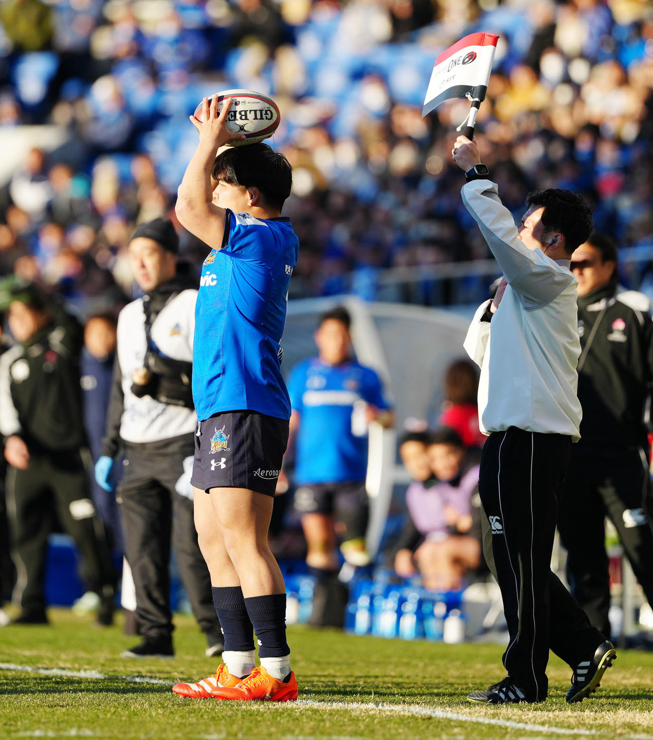 埼玉対BL東京　後半、スローインでボールを投げる埼玉佐藤（撮影・江口和貴）
