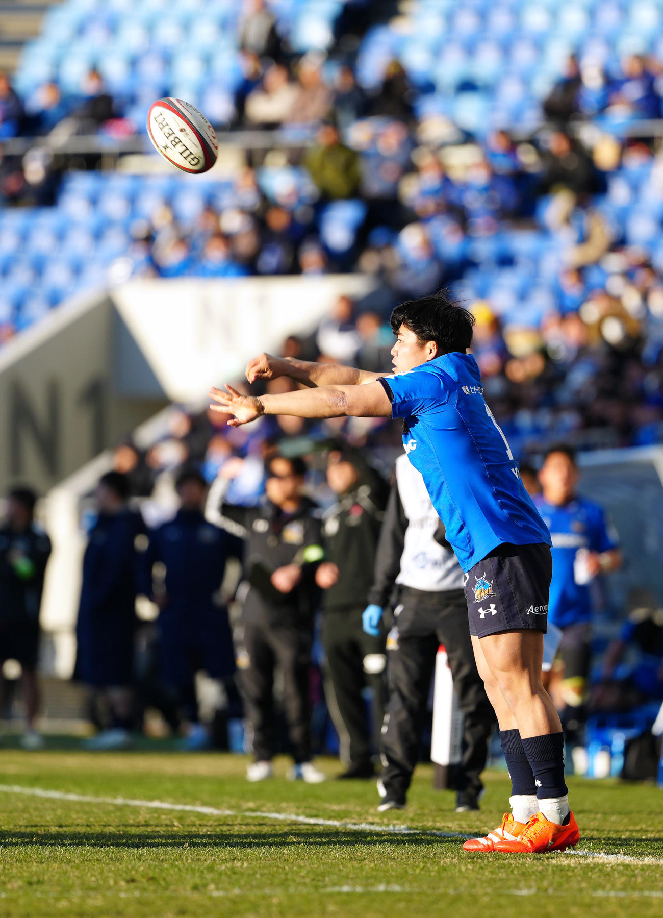 埼玉対BL東京　後半、スローインでボールを投げる埼玉佐藤（撮影・江口和貴）