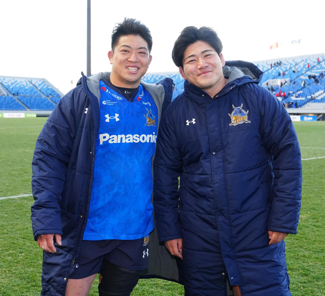 埼玉対BL東京　試合後、写真に納まる埼玉坂手（左）と佐藤（撮影・江口和貴）