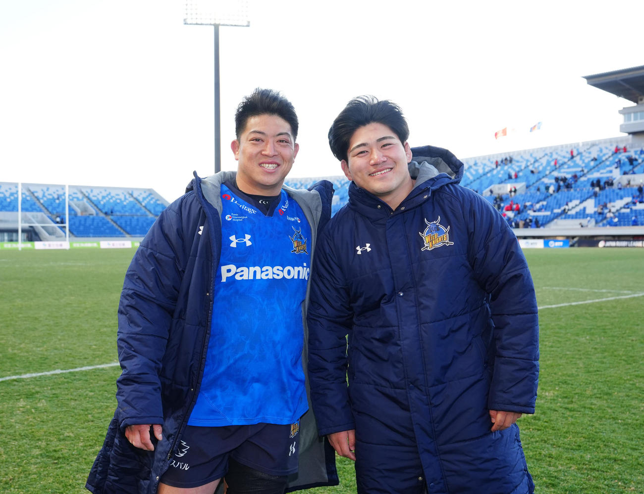 埼玉対BL東京　試合後、写真に納まる埼玉坂手（左）と佐藤（撮影・江口和貴）