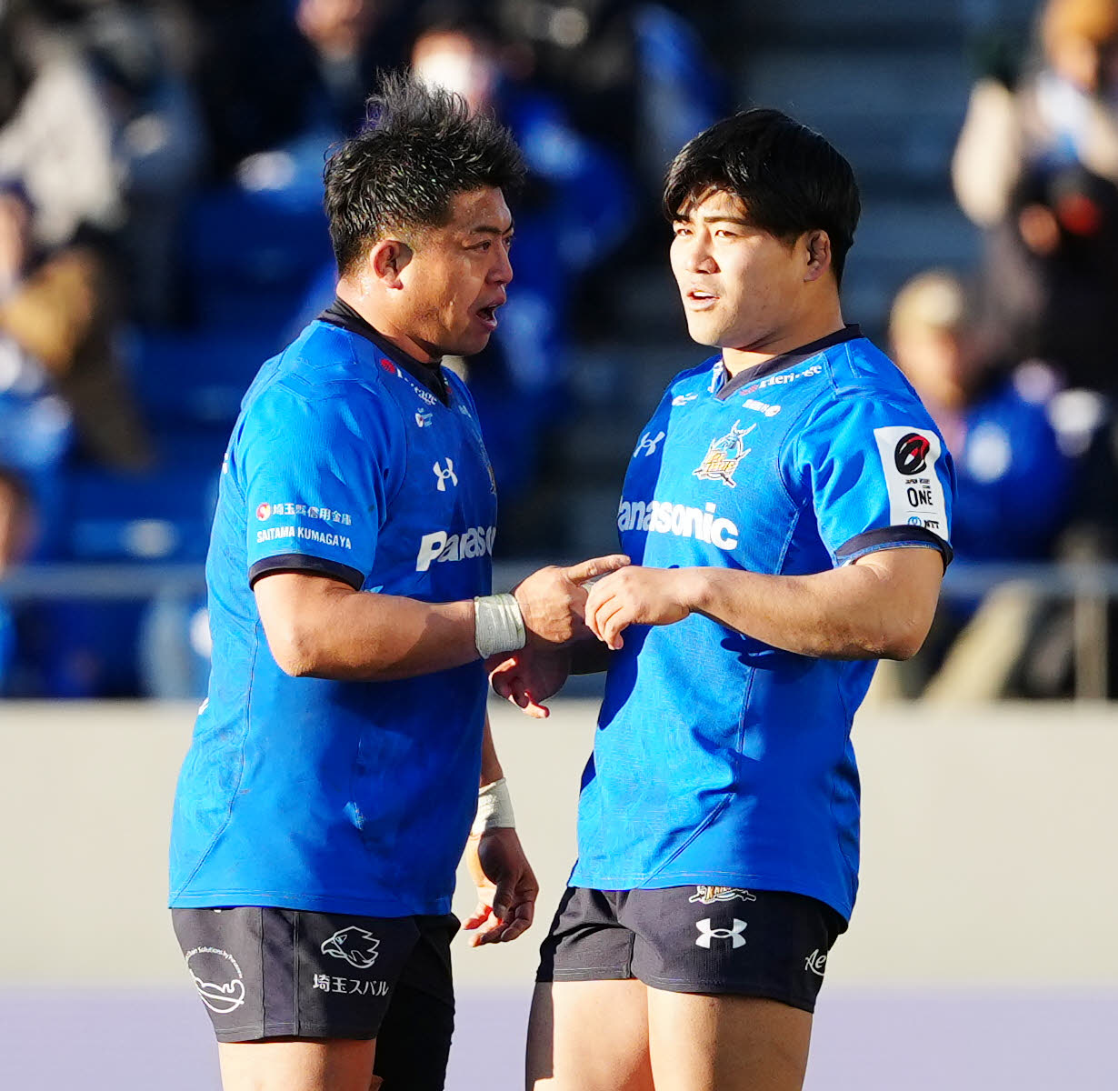 埼玉対BL東京　後半、交代する埼玉坂手（左）から言葉をかけられる佐藤（撮影・江口和貴）