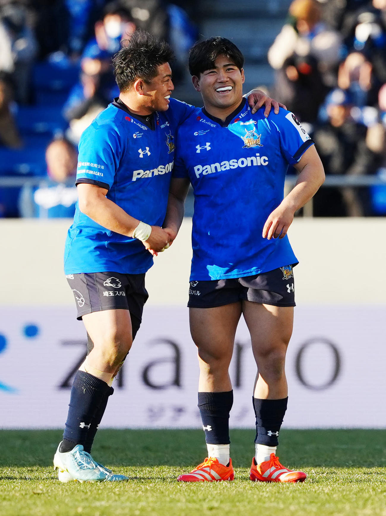 埼玉対BL東京　後半、交代する埼玉坂手（左）から言葉をかけられ笑顔を見せる佐藤（撮影・江口和貴）