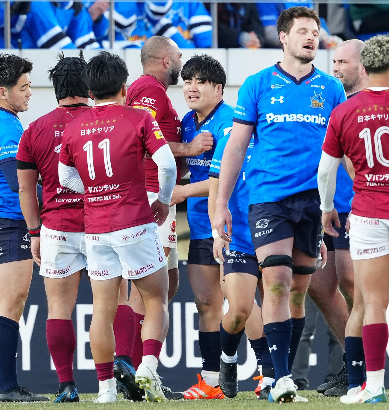 埼玉対BL東京　ノーサイドでBL東京リーチ・マイケル（左から4人目）らとあいさつを交わす埼玉佐藤（撮影・江口和貴）
