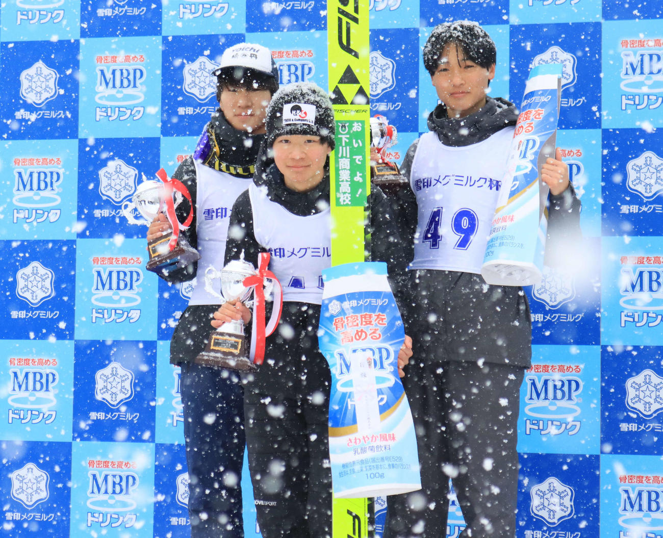 表彰台で笑顔を見せる岡部（中央）。左は2位三上、右は3位佐々木（撮影・保坂果那）