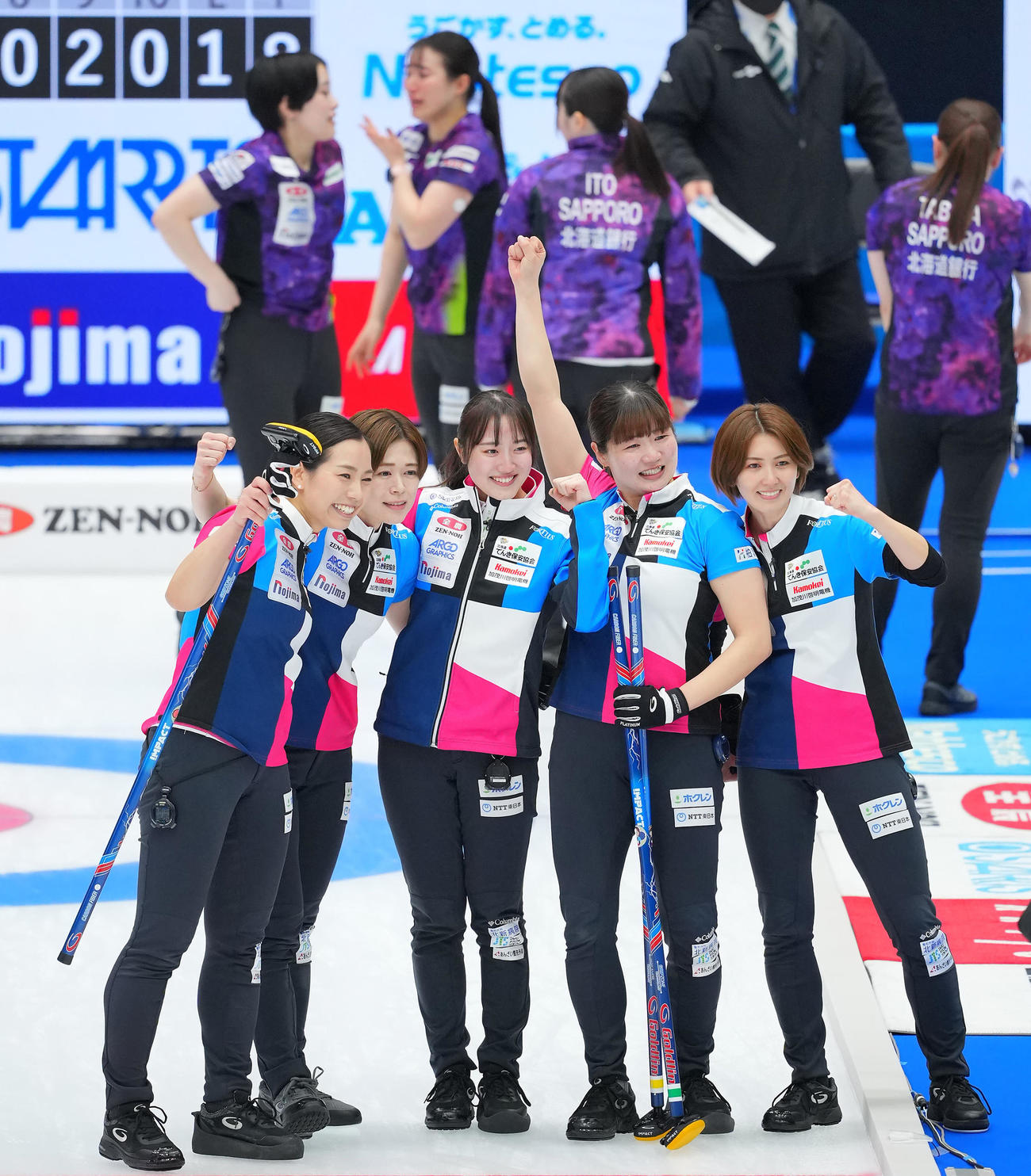 フォルティウス対北海道銀行　優勝し歓喜のフォルティウスの選手たち。右から吉村、小谷、小林、小野寺、近江谷（撮影・垰建太）