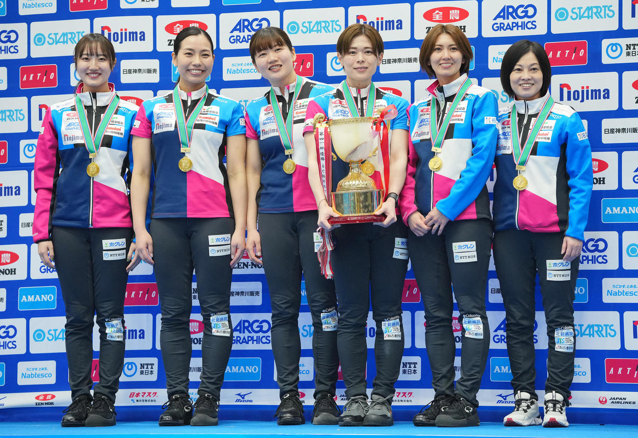 女子優勝のフォルティウスの選手たちは笑顔で写真に納まる。左から小林、近江谷、小谷、小野寺、吉村、船山コーチ（撮影・垰建太）