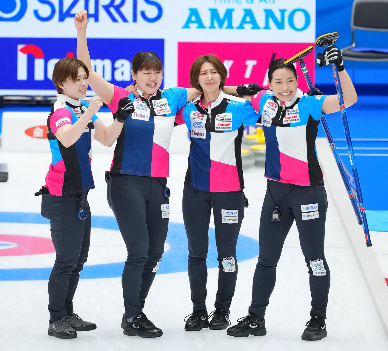 フォルティウス対北海道銀行　優勝し歓喜のフォルティウスの選手たち。左から小野寺、小谷、吉村、近江谷（撮影・垰建太）