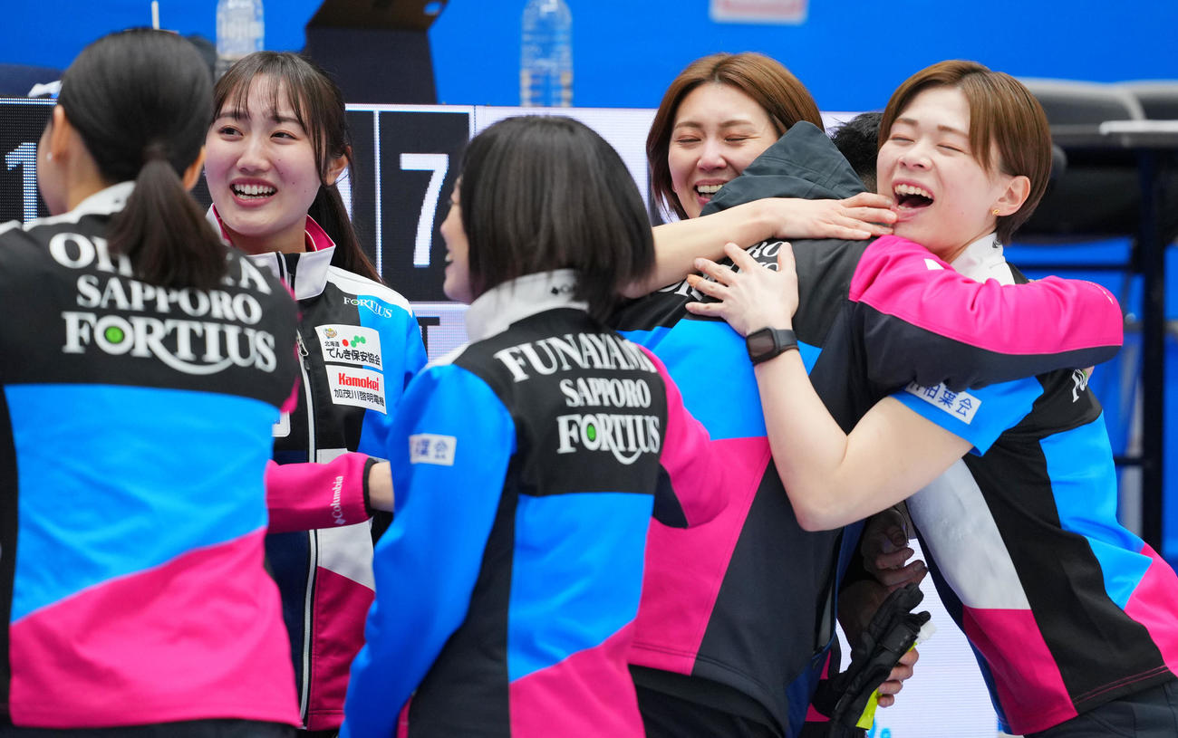 フォルティウス対北海道銀行　優勝し関係者と笑顔で抱き合うフォルティウス吉村（右から3人目）と小野寺（右）（撮影・垰建太）