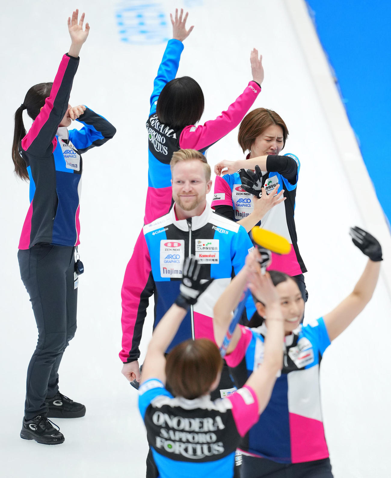 フォルティウス対北海道銀行　優勝し笑顔でスタンドに手を振るメンバーの中で感極まるフォルティウス吉村（右）（撮影・垰建太）