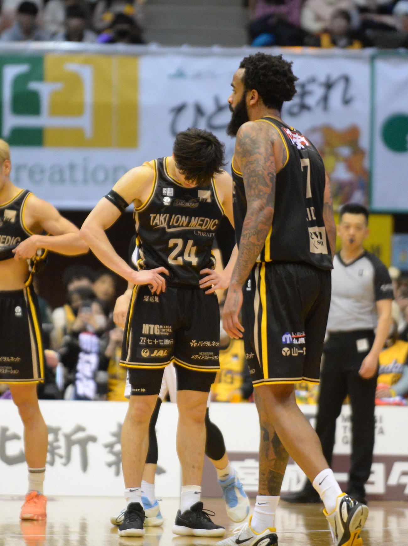 仙台対A東京　試合に敗れ、うなだれるB1仙台・新沼（撮影・浜本神威）