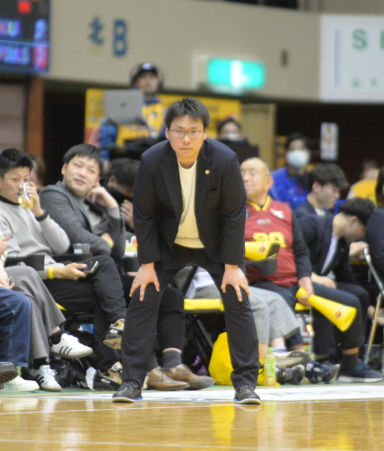 仙台対A東京　戦況を見つめる落合HC（撮影・浜本神威）