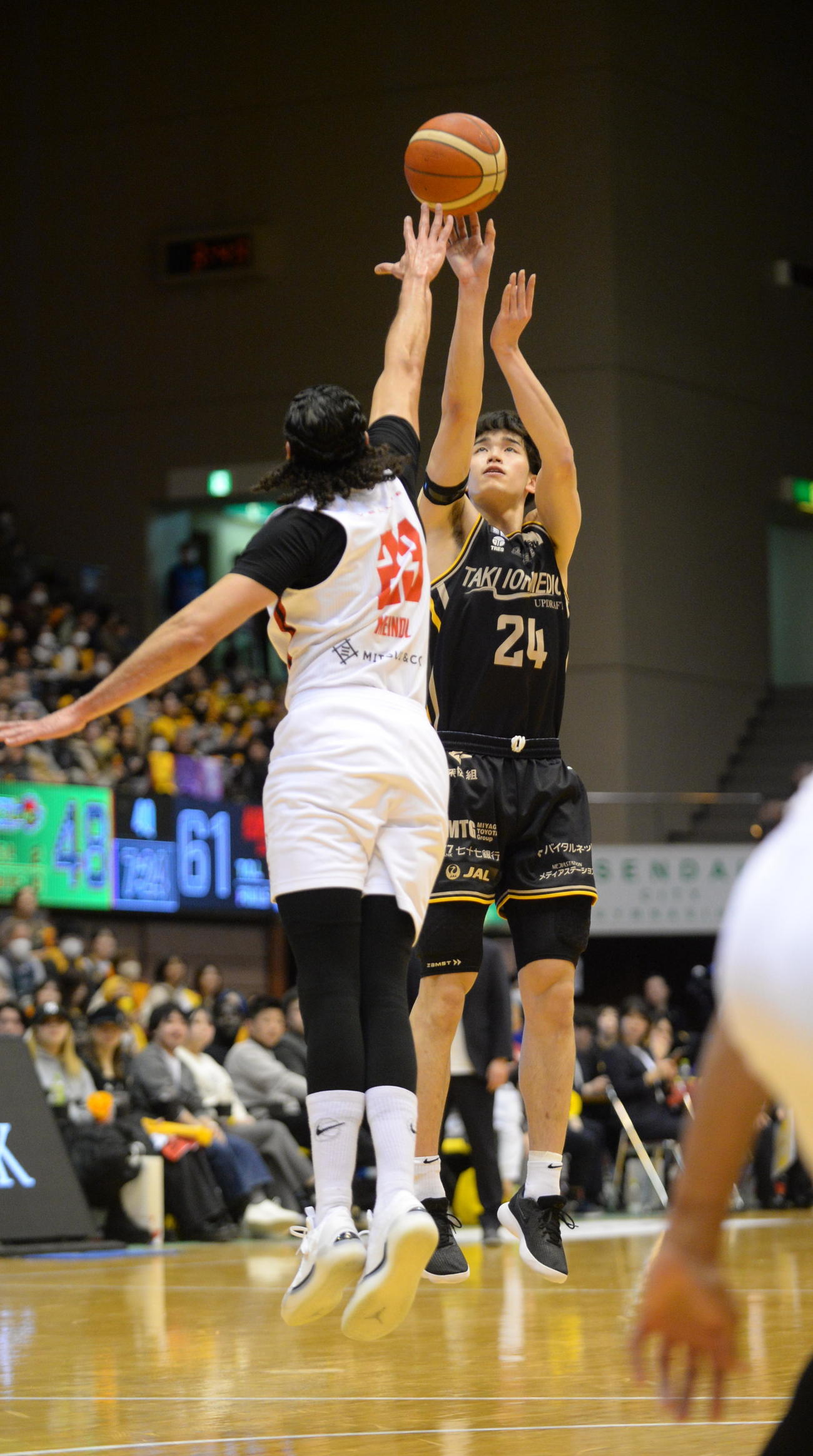 仙台対A東京　3点シュートを放つB1仙台・新沼（右）（撮影・浜本神威）