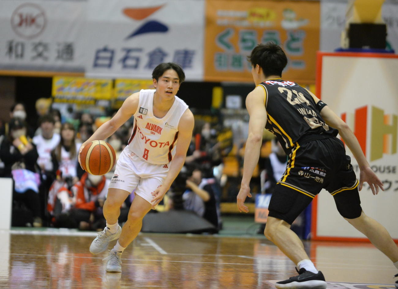 仙台対A東京　A東京の特別指定選手・轟（左）（撮影・浜本神威）