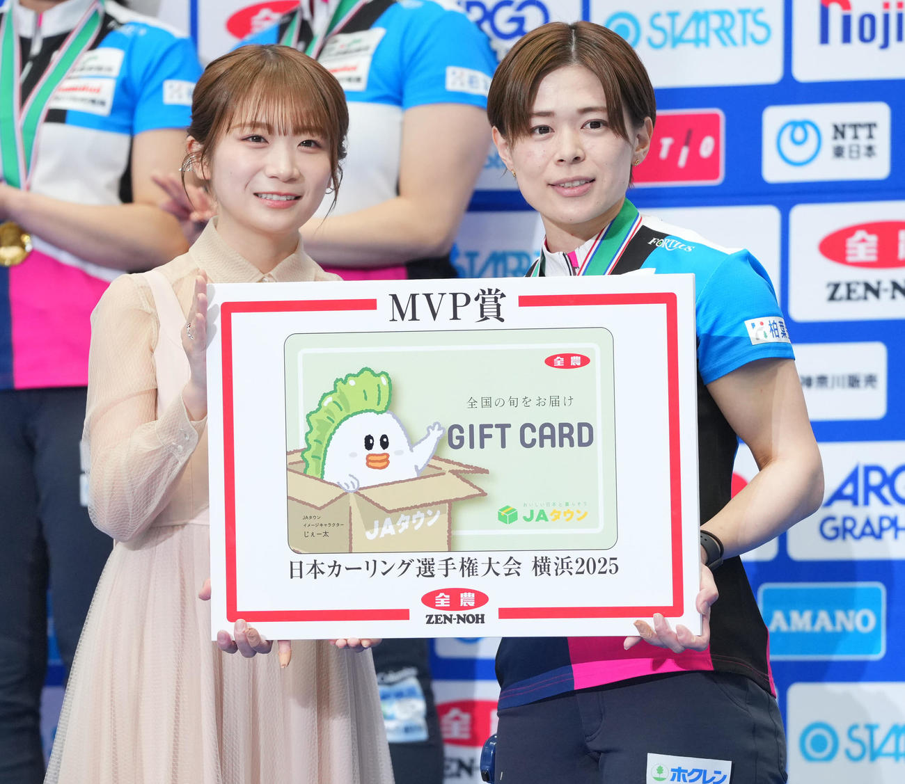 女子MVPのフォルティウス小野寺（右）は秋元真夏と写真に納まる（撮影・垰建太）