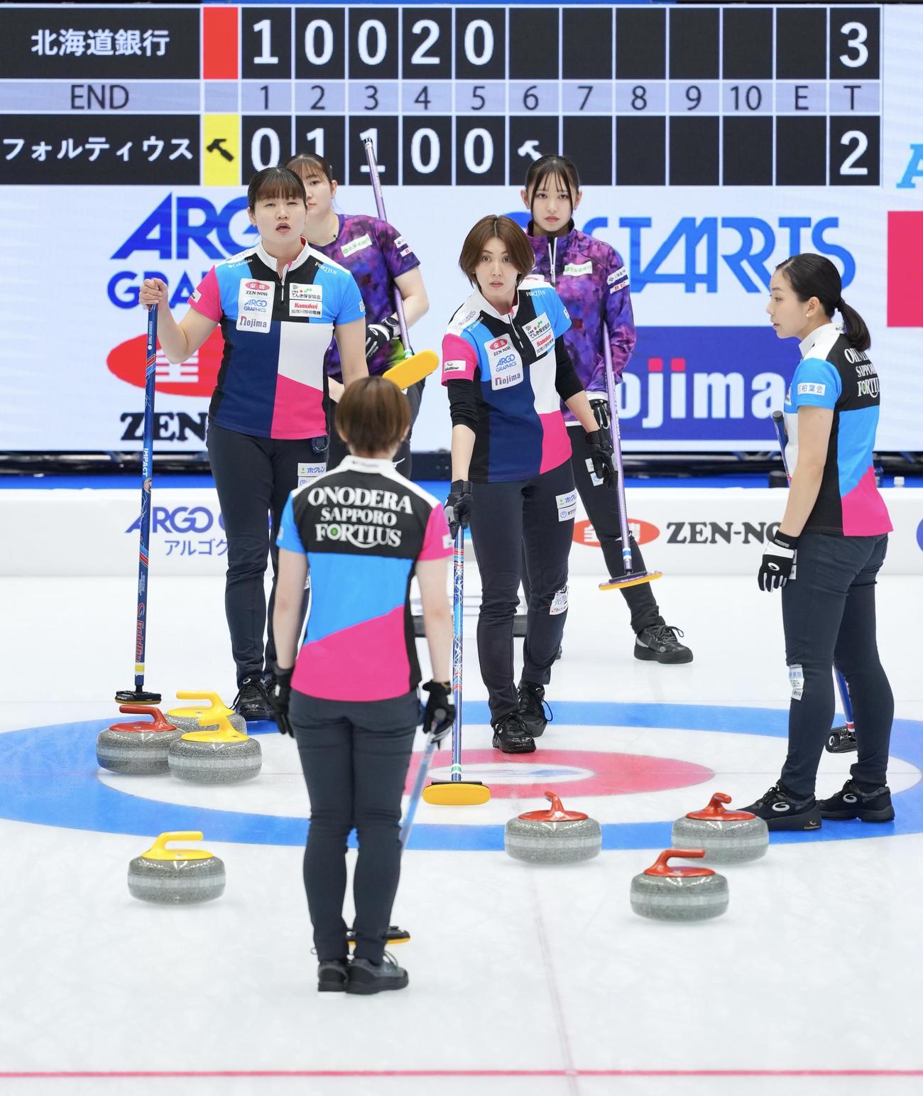 カーリング日本選手権　女子決勝　フォルティウス対北海道銀行　第6エンド、作戦を考える吉村（中央）らフォルティウス（撮影・垰建太）