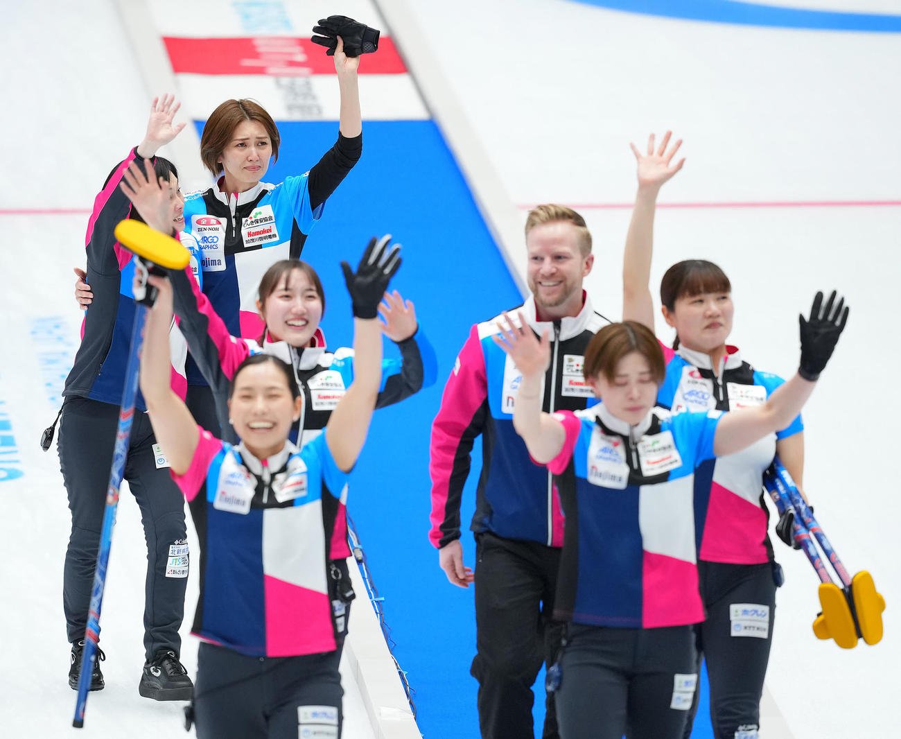 フォルティウス対北海道銀行　優勝し笑顔でスタンドに手を振るメンバーの中で感極まるフォルティウス吉村（左上）（撮影・垰建太）