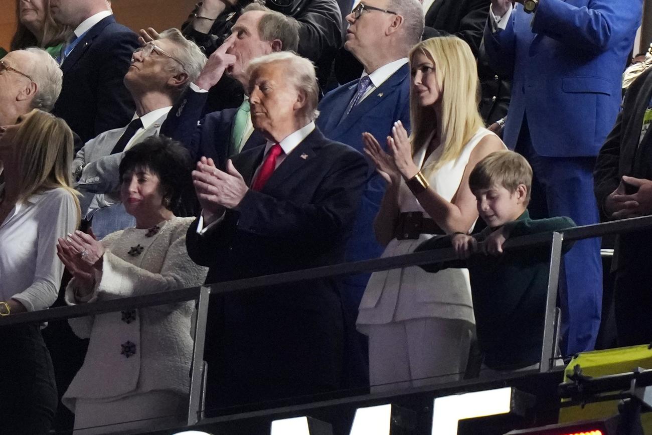 スーパーボウルの会場を訪れたトランプ大統領。右は娘のイバンカさん（AP）