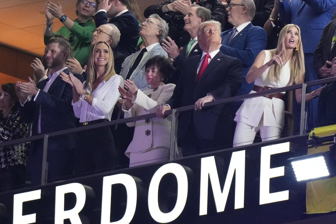スーパーボウルの会場を訪れたトランプ大統領。右は娘のイバンカさん（AP）
