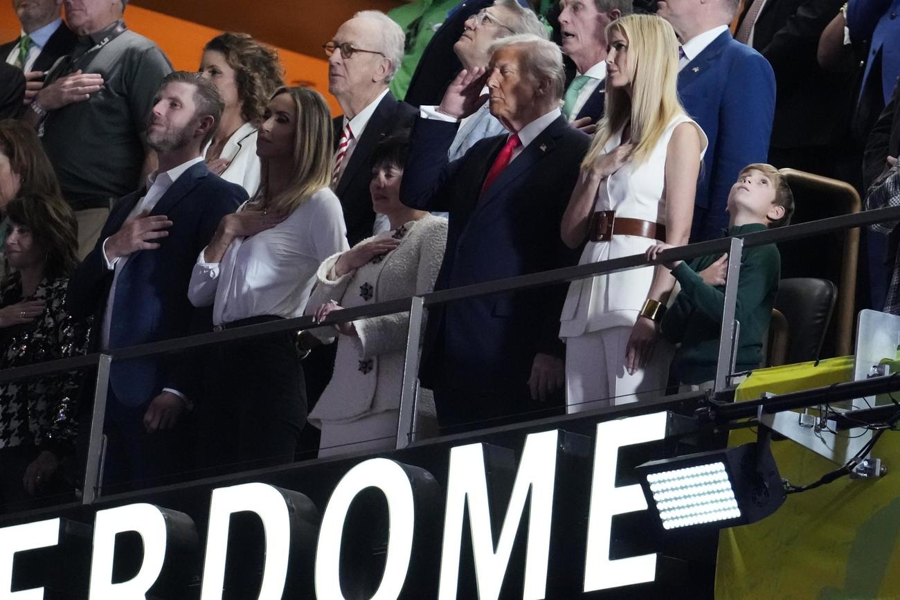 スーパーボウルの会場を訪れたトランプ大統領。右は娘のイバンカさん（AP）