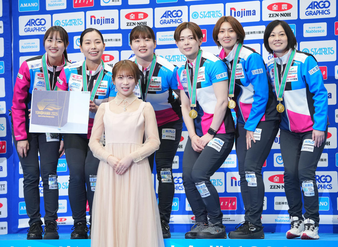 女子優勝のフォルティウスの選手たちは秋元真夏（手前）と写真に納まる。左から小林、近江谷、小谷、小野寺、吉村、船山コーチ（撮影・垰建太）